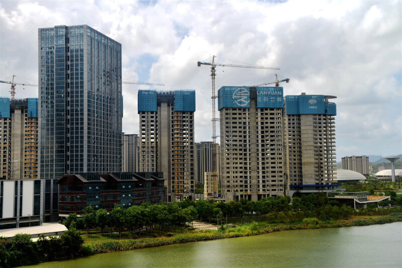 中國官方發布通知，拋出16條措施支持房地產市場發展，專家推估官方接下來將再從需求面推出刺激購房措施。圖為8月24日福建省福州市一處建案。（中新社）