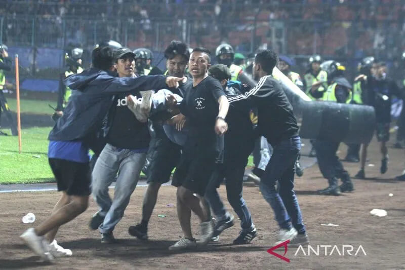 印尼東爪哇省坎朱盧漢體育場1日晚間足球賽後發生踩踏事件，造成至少129人死亡，180人受傷。（安塔拉通訊社）