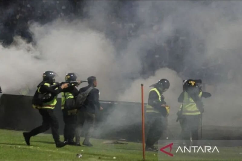 印尼警方動用催淚瓦斯驅離球迷，試圖控制局勢。（安塔拉通訊社）