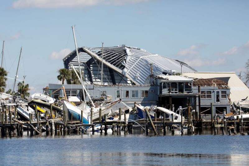 颶風伊恩9月28日登陸美國佛羅里達州西南岸，所到之處的民宅、餐廳、商家一片狼藉。圖為佛州邁爾斯堡海灘一處碼頭遭颶風損毀。（路透社）