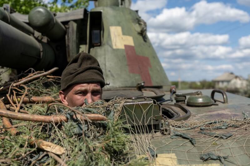 圖為4月28日駐守利曼地區的烏克蘭部隊人員。（路透社）