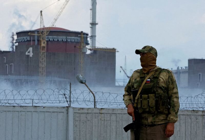 俄羅斯總統蒲亭10月5日下令，要俄國政府接管位於烏克蘭南部札波羅熱歐洲最大核電廠的運作。圖為一名俄羅斯軍人8月在札波羅熱核電廠附近站崗。（路透社）
