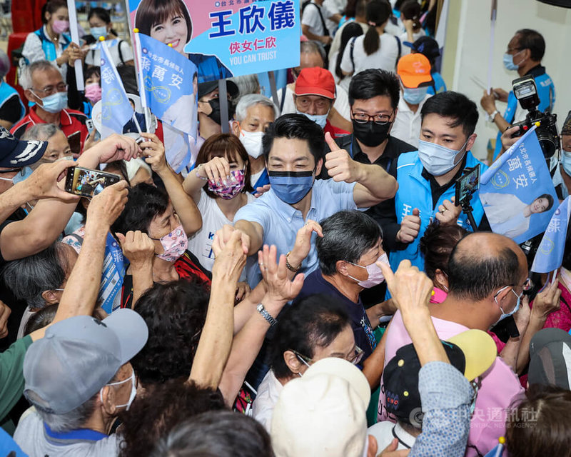 國民黨台北市長參選人蔣萬安（中）2日出席文山區後援會成立大會，許多民眾到場支持，蔣萬安離場前支持者爭相與他握手、合影。中央社記者鄭清元攝　111年10月2日