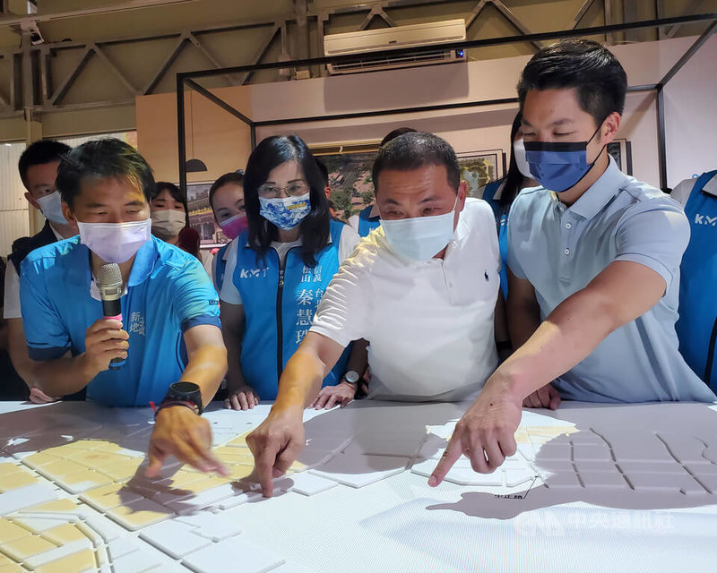 國民黨台北市長參選人蔣萬安（前右）2日到新北市，在新北市長侯友宜（前右2）陪同下了解塭仔圳開發過程，蔣萬安表示，未來將借鏡新北經驗處理社子島及都更議題。中央社記者王鴻國攝 111年10月2日