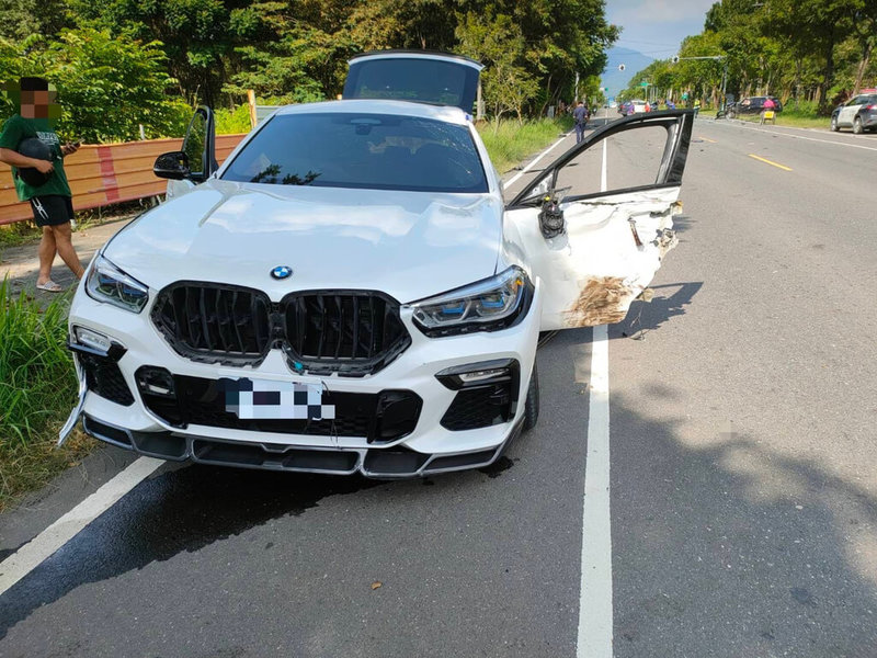 高雄一輛白色BMW轎車疑車速過快又未注意警車警報器，遭警車直接撞上，BMW轎車滑到對向車道再撞上一輛黑色休旅車，造成2車駕駛、乘客及執勤員警共5人受傷。（民眾提供）中央社記者曾以寧傳真  111年10月3日