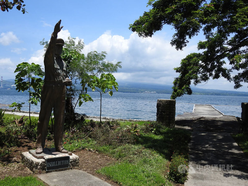 科雷希多島上的二戰美國遠東軍司令麥克阿瑟（Douglas MacArthur）雕像及他自菲律賓撤離到澳洲後，所說的名言 I shall return（我將會回去）。中央社記者陳妍君科雷希多島攝  111年10月3日