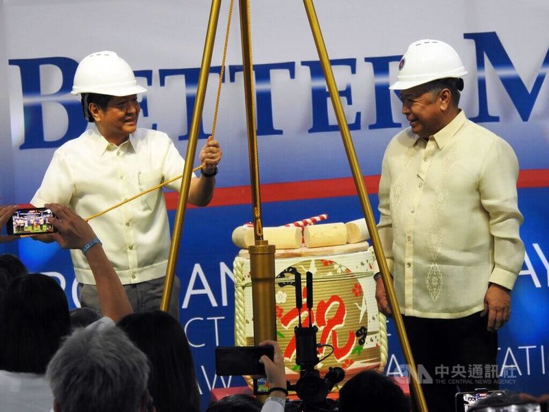 菲律賓總統小馬可仕（左）3日出席馬尼拉都會區地下鐵奧爾地加斯站（Ortigas）及蕭奧大道站（Shaw Boulevard）破土典禮，在破土處埋入時空膠囊。中央社記者陳妍君馬尼拉攝  111年10月3日
