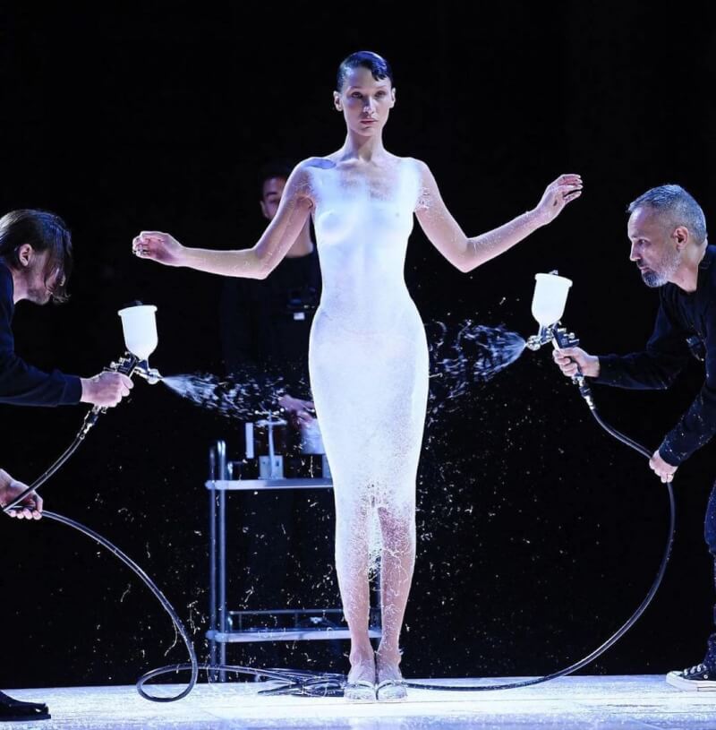 美國超模貝拉9月30日為法國時尚品牌Coperni登台走秀時，幾乎全裸上陣，設計團隊現場「噴出」一套白洋裝，震驚全場（圖取自instagram.com/coperni）