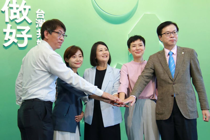 民進黨台北市長參選人陳時中競選辦公室3日公布4名新任發言人,分別為台北市土木技師公會理事長莊均緯(左1)、醫師公會全聯會副秘書長羅浚晅(右1)、律師陳品潔(右2)及陳時中競選辦公室新聞部主任林聿禪(左2)。(陳時中競選辦公室提供)中央社記者林長順傳真 111年10月3日