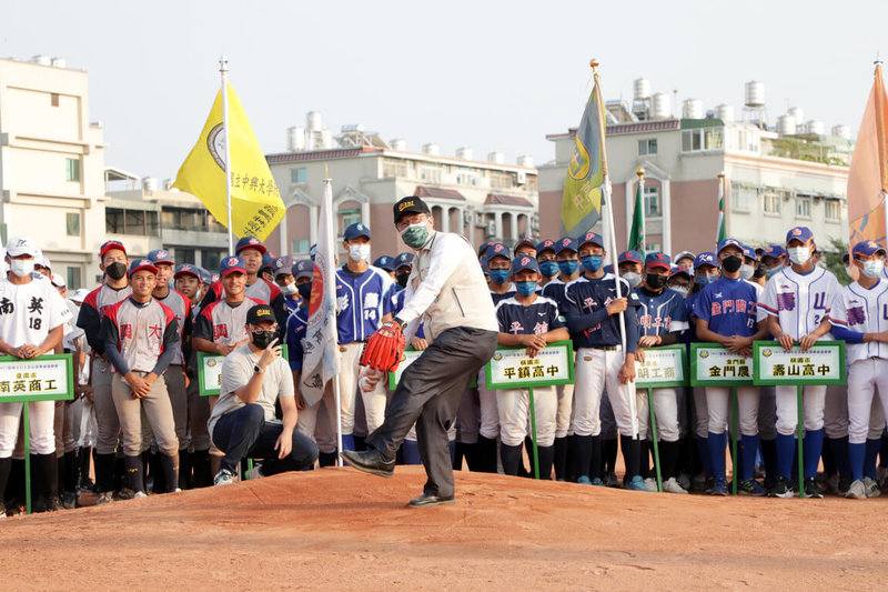 台南市政府主辦的2022巨人盃全國青棒錦標賽，3日在南英棒球場舉行開幕儀式，市長黃偉哲（前）擔任開球嘉賓。（台南市政府提供）中央社記者楊思瑞台南傳真  111年10月3日