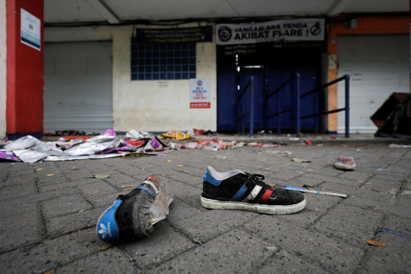 印尼週末發生球場暴動並演變成踩踏事件，官員表示意外中有32孩童喪生。圖為踩踏事件後坎朱盧漢體育場混亂的模樣。（路透社）