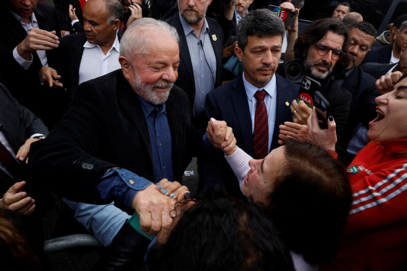 巴西3日舉行總統選舉首輪投票，工黨籍前總統魯拉（前左2）和支持者握手。（路透社）