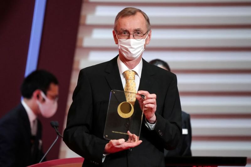 瑞典科學家帕博（前）3日獲頒諾貝爾醫學獎。圖為帕博4月獲頒日本國際獎。（路透社）