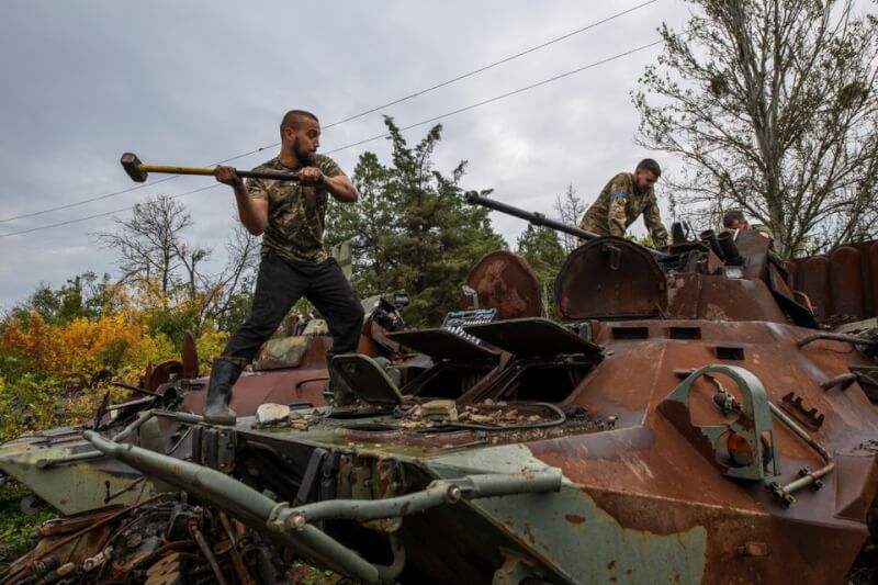 圖為烏克蘭軍人2日在伊久姆地區拆卸俄軍戰車。（路透社）