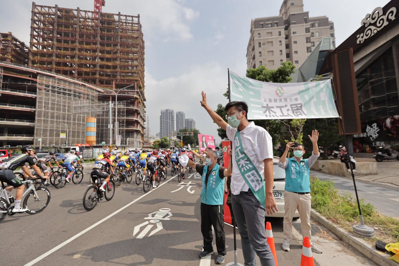 民進黨新竹縣長參選人周江杰（前）4日提出，要在竹北打造2個運動公園，分別是頭前溪北岸河濱公園，與高鐵世興空氣品質淨化區的運動森林公園，提供民眾良好休憩、運動空間。（周江杰競選團隊提供）中央社記者郭宣彣傳真  111年10月4日