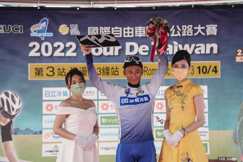 馮俊凱（中）4日在2022國際自由車環台賽第3站保住亞洲第一的藍衫，台灣隊也拿下單站團體冠軍。（圖取自facebook.com/tourdetaiwan）