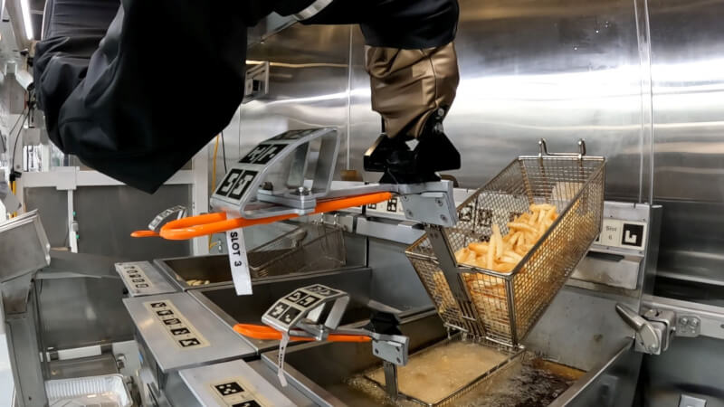 Miso Robotics公司設計出一款「薯條機器人」，不僅工作效率超越人類，而且也比真人員工更加可靠。（Sandra Stojanovic/REUTERS TV via 路透社）