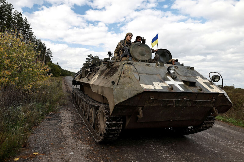圖為烏克蘭裝甲車3日行至頓內茨克地區。（路透社）