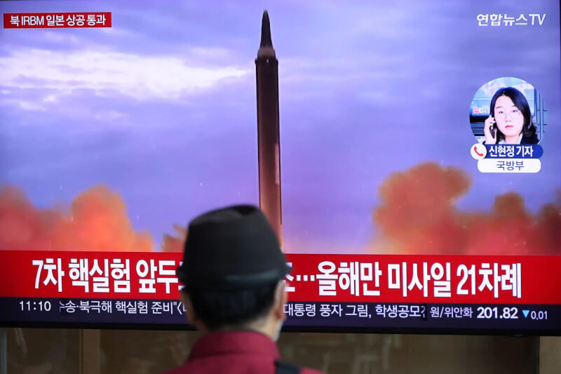 圖為4日南韓首爾車站內民眾關注一旁電視播放北韓試射彈道飛彈新聞。（路透社）