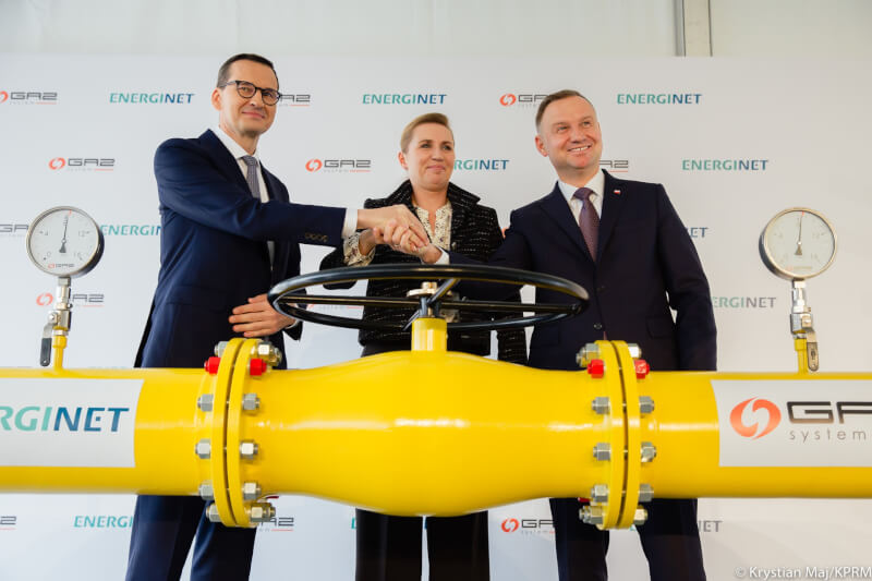 波羅的海天然氣管線1日開通，正式從挪威送氣至波蘭，首度不依賴德國和俄羅斯供應能源。左起為波蘭總理莫拉維茨奇、丹麥總理佛瑞德里克森及波蘭總統杜達。（圖取自波蘭政府網頁www.gov.pl）