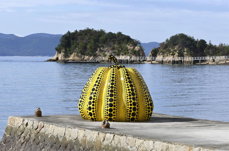 日本藝術家草間彌生創作的大型裝置藝術「南瓜」經過重製加厚加重並強化抗風雨能力後，4日在日本瀨戶內海的直島上正式對外亮相。（共同社）