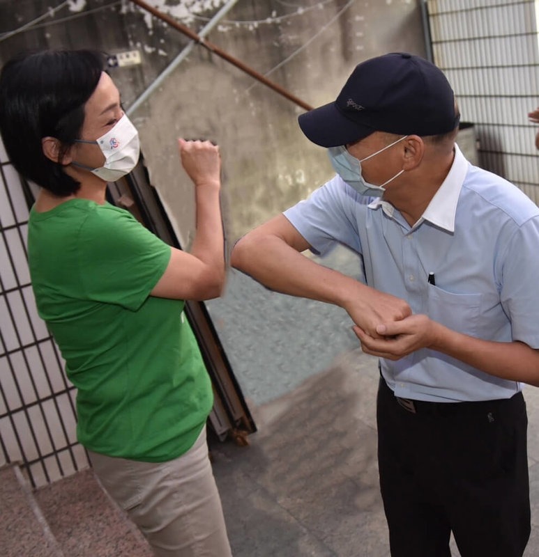 國民黨高雄市長參選人柯志恩（左）4日表示，已與前高雄市長韓國瑜（右）見過面，主要是朋友間茶敘，談高雄未來及關心彼此家人，並未談選戰策略。（柯志恩競選團隊提供）中央社記者蔡孟妤傳真  111年10月4日