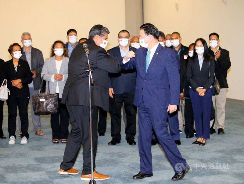 帛琉總統惠恕仁(Surangel S. Whipps, Jr.)(前左)5日率訪問團成員搭機來台,晚間順利降落桃園機場,外交部長吳釗燮(前右)親自接機表達誠摯歡迎,雙方碰肘致意。中央社記者吳睿騏桃園機場攝 111年10月5日