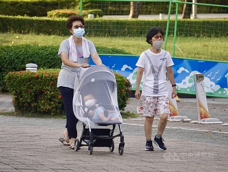 圖為3日高雄市鳳山區公園，民眾戴口罩健走運動。（中央社檔案照片）