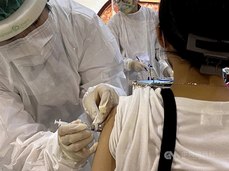 台大公衛學院教授陳秀熙團隊引述海外研究，指感染康復的人再接種疫苗，可獲得「混合免疫」的效果。（中央社檔案照片）