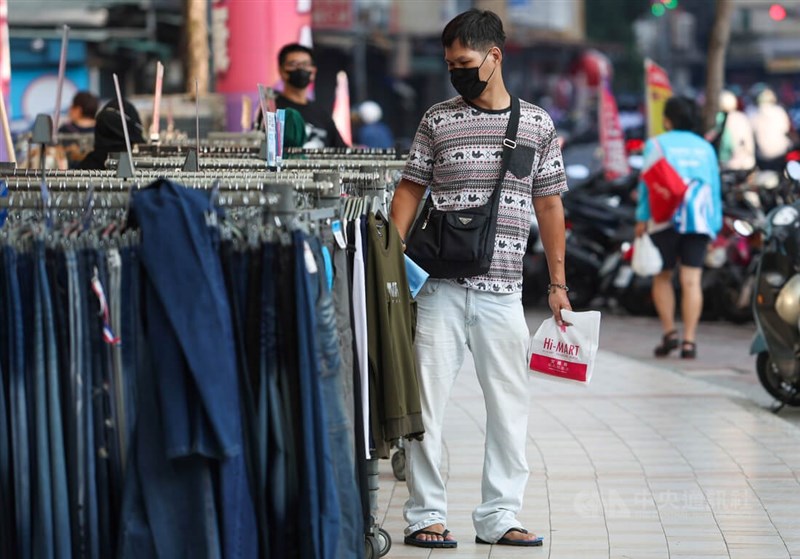 圖為民眾戴口罩在新北市蘆洲區逛街購物。中央社記者吳家昇攝 111年10月4日