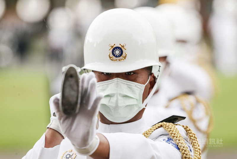 雙十國慶將至，國防部三軍樂儀隊5日上午在憲兵指揮部忠貞營區內進行排練，儀隊官兵眼神專注，力求在國慶大會上完美演出。中央社記者趙世勳攝  111年10月5日