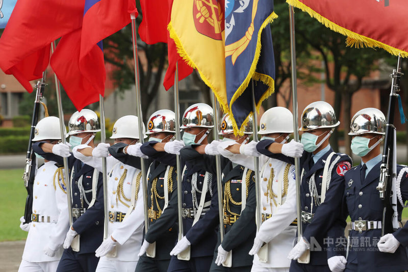 雙十國慶將至，國防部三軍樂儀隊5日在憲兵指揮部忠貞營區內進行排練，儀隊官兵掌旗進場，隊形整齊。中央社記者趙世勳攝 111年10月5日