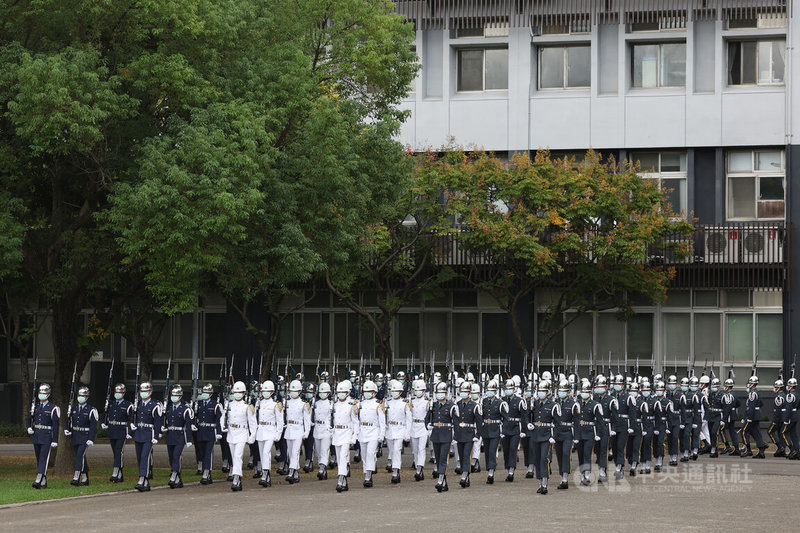 為使國慶大會當天能順利演出，國軍聯合樂隊暨三軍儀隊5日在憲兵指揮部忠貞營區內進行排練，包括走位、隊形變換等。中央社記者趙世勳攝 111年10月5日