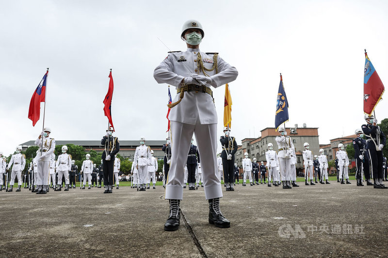 雙十國慶將至，國防部三軍樂儀隊5日上午在憲兵指揮部忠貞營區進行排練，其中，無音樂伴奏的「靜默槍法」為國慶表演亮點，儀隊透過拍槍、靠腿、跺槍、踏步等方式發出聲響。中央社記者趙世勳攝  111年10月5日