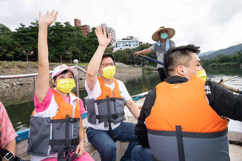 民進黨新北市長參選人林佳龍（左2）5日上午與市議員參選人陳乃瑜（左1）到新店碧潭風景區，搭乘「擺渡」感受人力划槳的氛圍。（林佳龍競辦提供）中央社記者王鴻國傳真  111年10月5日