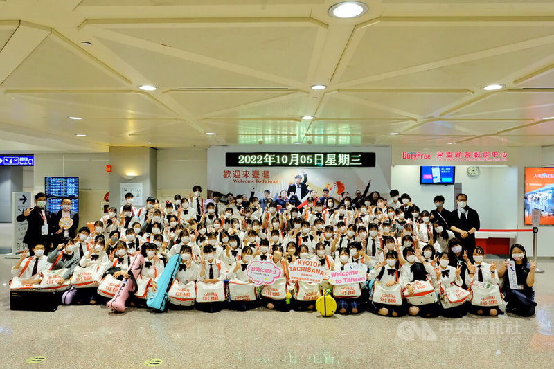 日本京都橘高校吹奏部(管樂社)首度來台參與國慶表演,師生一行93人5日搭機抵達桃園國際機場,這也是台灣國慶典禮首度邀請外國表演團體,以近百人大陣仗參演,盼讓世界感受台日友情。中央社記者吳睿騏桃園機場攝 111年10月5日