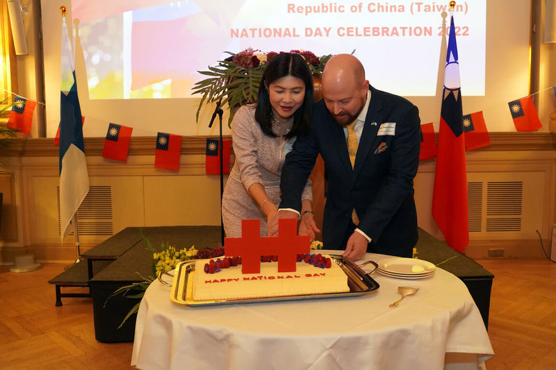 駐芬蘭代表處代表張秀禎（左）與芬蘭國會友台小組主席凱爾納（Mikko Kärnä，右）在4日舉辦的國慶酒會，共同切下中華民國國慶蛋糕。（駐芬蘭代表處提供）中央社記者辜泳秝傳真  111年10月5日