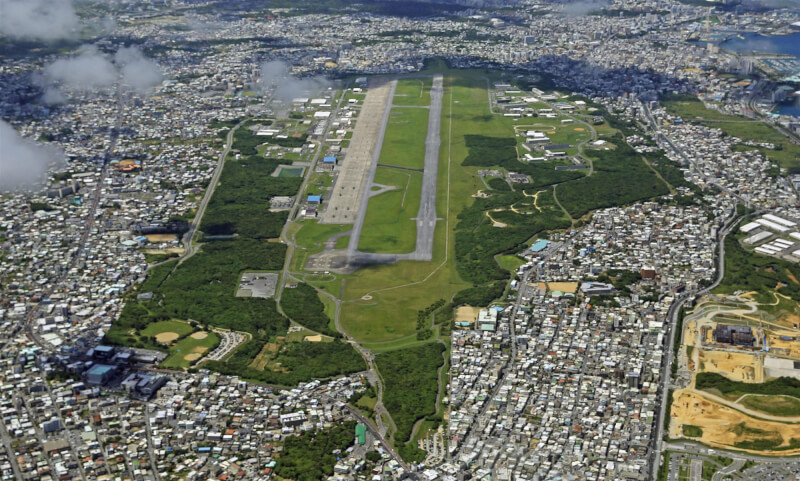 圖為駐日美軍在沖繩的基地普天間飛行場。（共同社）