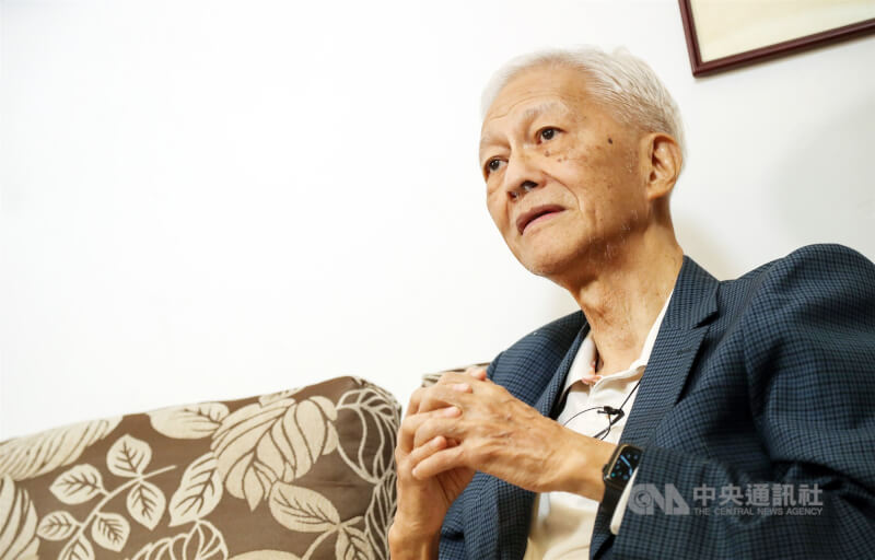 香港資深評論家李怡10月5日病逝，享壽87歲。圖為4月李怡在家中接受中央社專訪。中央社記者張新偉攝 111年10月5日