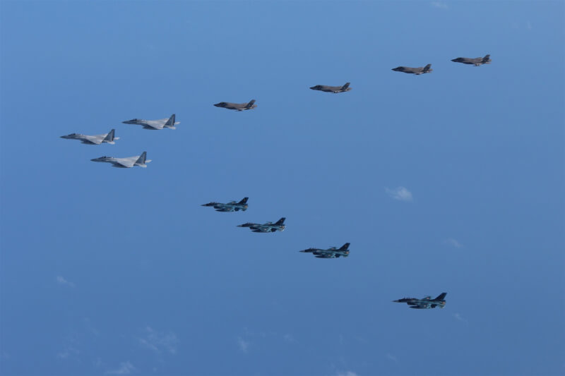 日本與美國軍機4日進行聯合操演。（圖取自twitter.com/jointstaffpa）