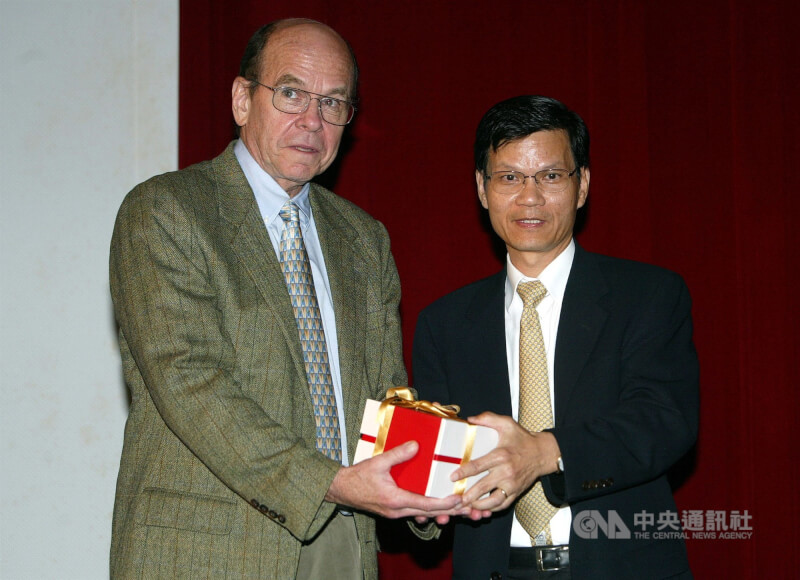 諾貝爾化學獎得主夏普里斯（左）2006年曾與時任中研院長翁啟惠（右）合影。（中央社檔案照片）
