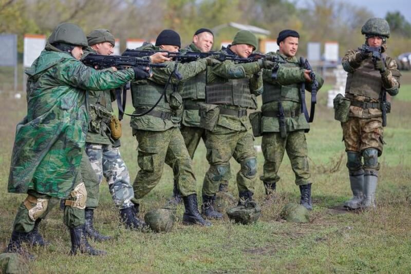 圖為俄羅斯預備軍人4日在頓內茨克地區練習打靶。（路透社）