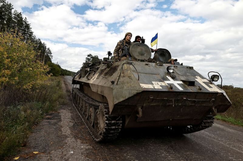 圖為3日烏克蘭軍人在烏克蘭頓涅茨克地區乘坐裝甲車。（路透社）