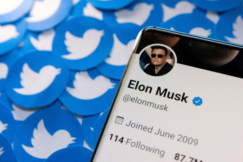 世界首富馬斯克致函推特公司，表示將按照原先協議以每股54.20美元價格完成收購。（路透社）