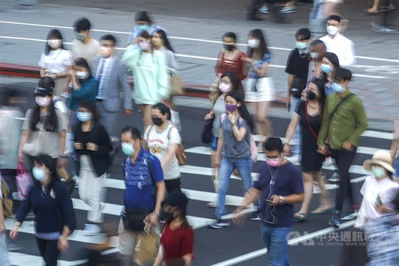圖為台北市中山商圈午後人潮，民眾在戶外仍習慣戴好口罩防疫。（中央社檔案照片）