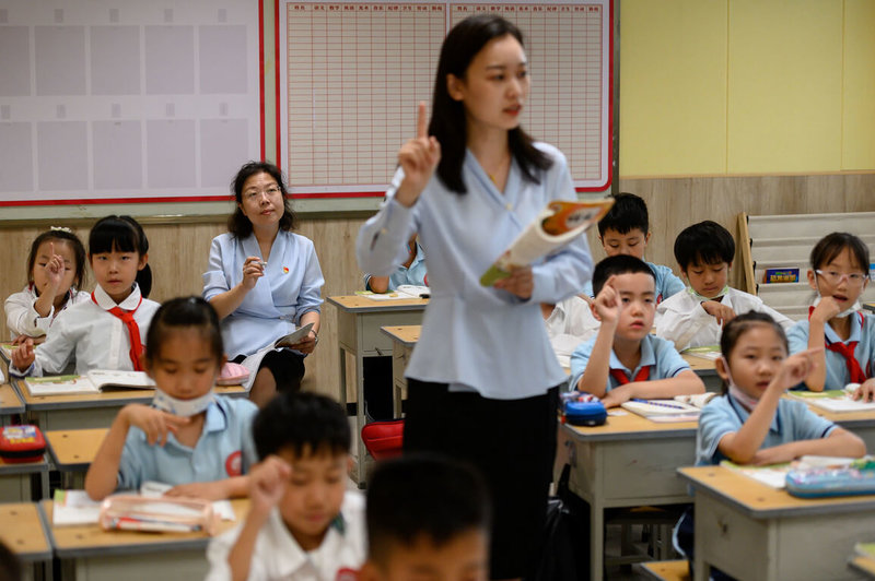 據陸媒6日報導，中國教師資格考試報名人數10年間翻了66倍。專家分析，當前經濟成長趨緩，就業形勢嚴峻，越來越多年輕人追求穩定。圖為9月，山西太原一所小學，師範生畢業的女老師回到母校任教。（中新社提供）中央社  111年10月6日