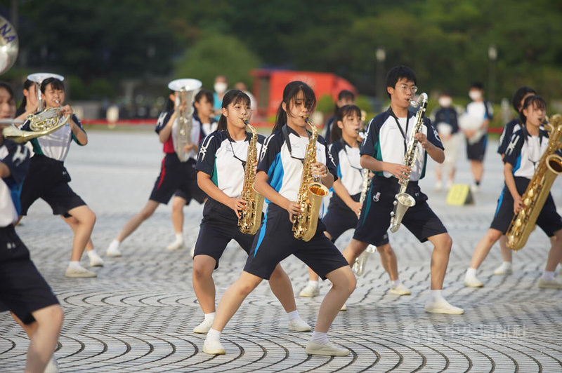 日本京都橘高校吹奏部今年受邀於雙十國慶典禮演出，6日下午吹奏部學生們到兩廳院戶外廣場彩排，盼10日為台灣民眾帶來完美表演。中央社記者徐肇昌攝 111年10月6日