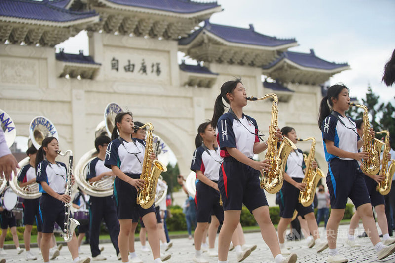 將於今年雙十國慶典禮上演出的日本京都橘高校吹奏部學生已抵台，6日上午在台北圓山大飯店帶來快閃演出後，下午則前往兩廳院戶外廣場為國慶演出彩排走位。中央社記者徐肇昌攝 111年10月6日