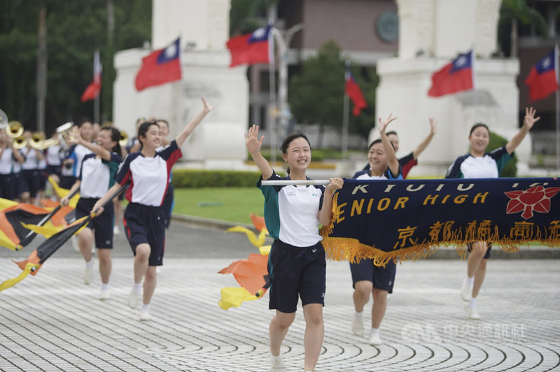 日本京都橘高校吹奏部學生6日下午在兩廳院戶外廣場進行彩排，模擬國慶日當天演出情形，學生們進場時展露陽光笑容、熱情揮手。中央社記者徐肇昌攝 111年10月6日