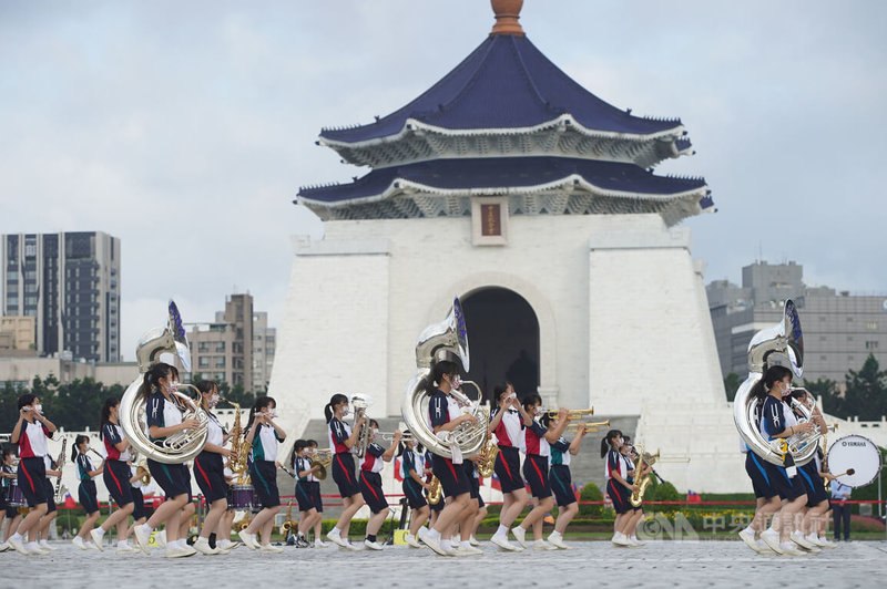 日本京都橘高校吹奏部應邀來台演出，6日下午在兩廳院戶外廣場彩排練習，把握時間認真為雙十國慶準備演出。中央社記者徐肇昌攝 111年10月6日